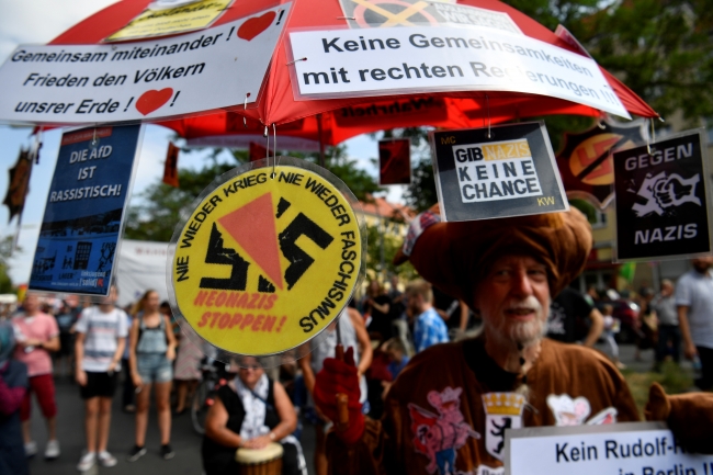 Almanya'da neo-Nazi yürüyüşüne karşı protesto